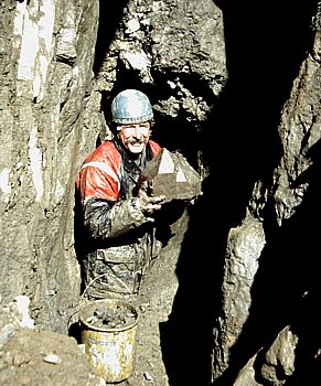 Stolz präsentiert Alfons Derungs| eine weitere schöne Quarzgruppe. Nach Regenfällen wird die Ausbeute zur 