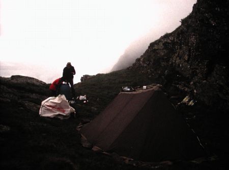 2002 ist ein nasser Sommer| Auch im Camp liegt Nebel - Schuften, Essen, Schlafen, Schuften, Essen, Schlafen... Bei diesen feuchten Verhältnissen sinkt die Moral der Kristallsucher bei der langwierigen Graberei mit Pickel und Schaufel auf einem Tiefpunkt. 