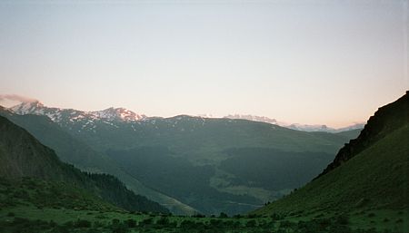 Die Berge rund herum| beim eindunkeln vom Zeltplatz aus. 