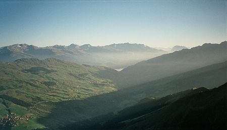 Eine wunderbare Morgenstimmung| im Spätsommer - im Unterland liegt Nebel und hier oben im Lugnez scheint die Sonne. 