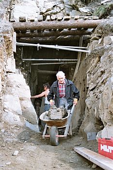 Auch der Vater hilft| trotz seiner 70 Jahren hilft Vater Paul Flepp oft und scheut auch die 3 Stunden Aufstieg nicht. 