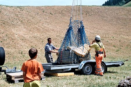 Sanft muss die schwere Last abgesetzt werden| 950 kg wiegt die 'kleinere' Gruppe.