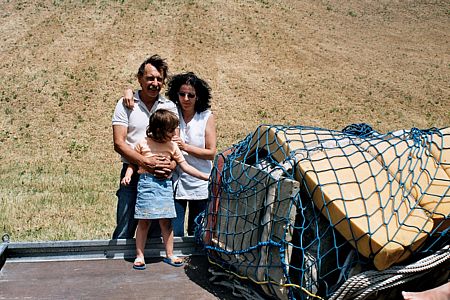 Die Familie Derungs| überglücklich über den Riesenfund. V.l.n.r: Alfons, Tochter Yvonne, Frau Marionna. 