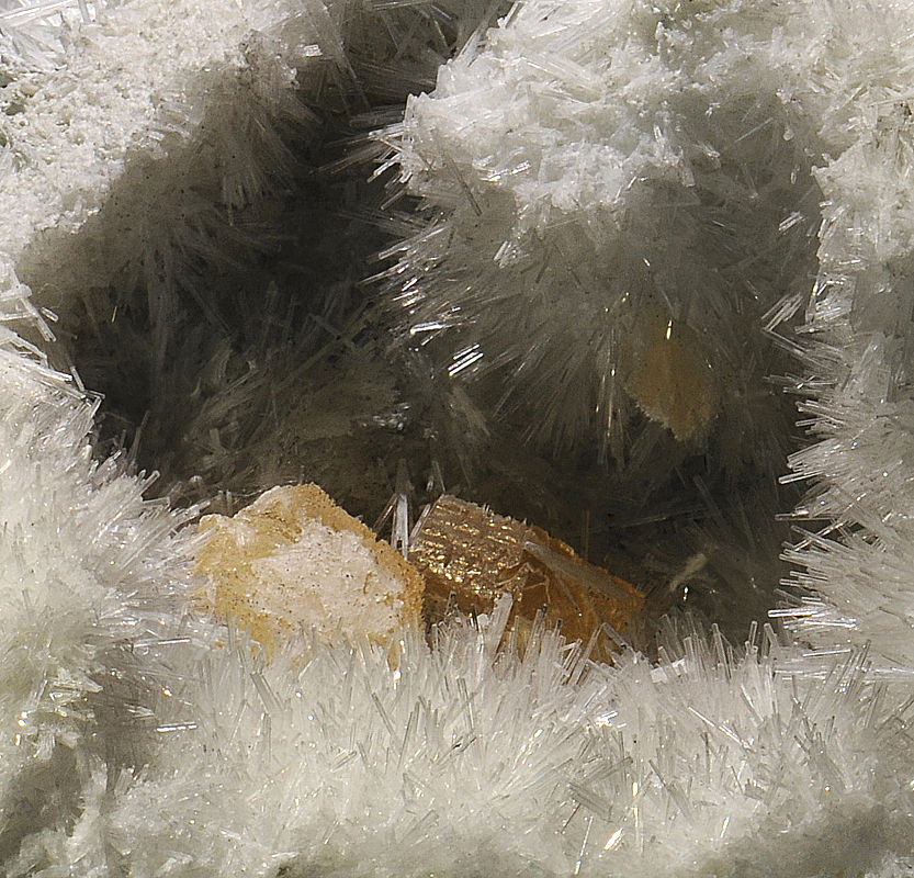 Skolezit mit Calcit (gelb) | Detail vom vorherigen Bild, BB: 5 cm, F: Maderanertal, UR (Sammlung ETH-Zürich; VS 3014)