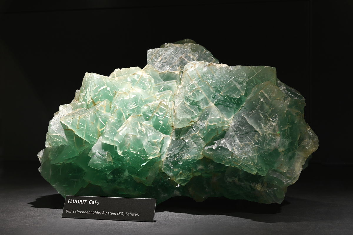 Grüner Fluorit | B: 18 cm, F: Dürrscherenhöhle, Alpstein, SG (Sammlung ETH-Zürich)