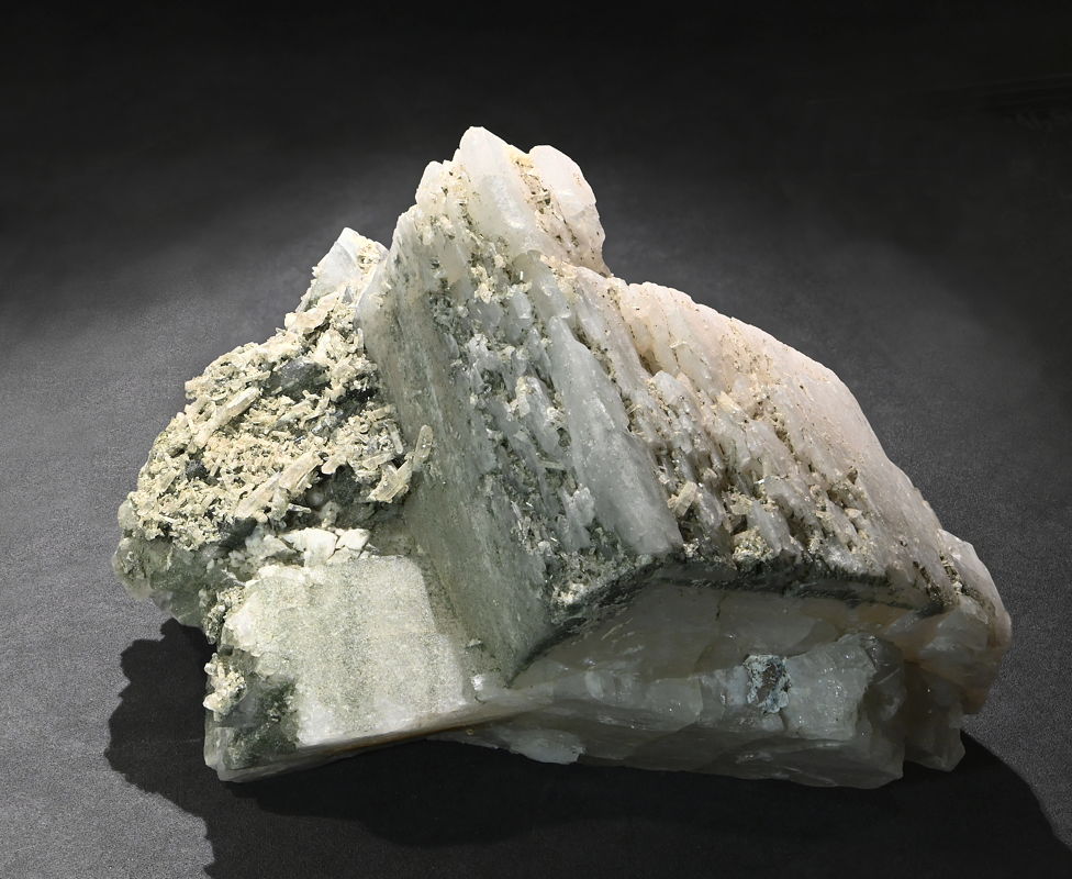 Danburit (kleine stängelige gelbgraue Kristalle) auf Adular | B: 7 cm, F: Piz Miez, GR (Sammlung ETH-Zürich; 194956)