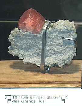 Rosafluorit| F: Glacier des Grands, VS; B: ca. 6 cm, xl 2 cm [18].