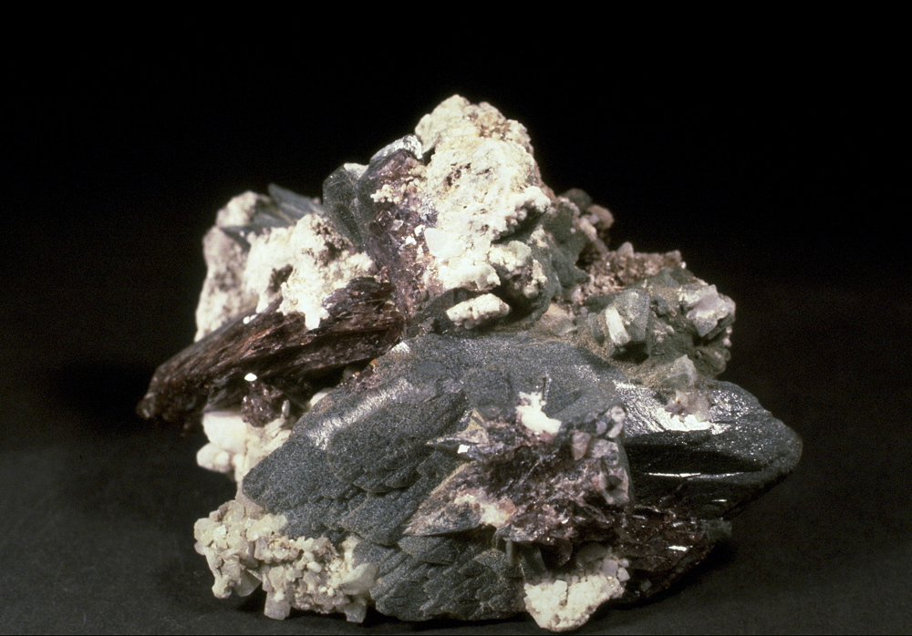 Axinit, B: 10 cm; F: Piz Vallatscha (GR)| wohl der grösste Einzelkristall dieses Minerals von diesem Fundgebiet; Privatsammlung