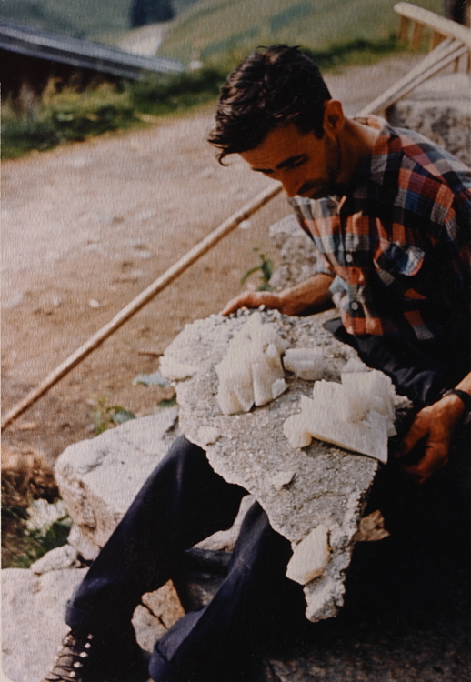 Giusep reinigt die wohl schönste Adular-Gruppe von der Starlera | ca. 1958