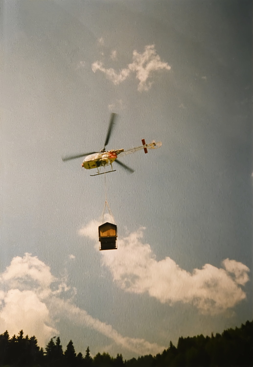 Der Heli transportiert eine Hütte ins Fundgebiet | um längere Zeit an einer Fundstelle arbeiten zu können.