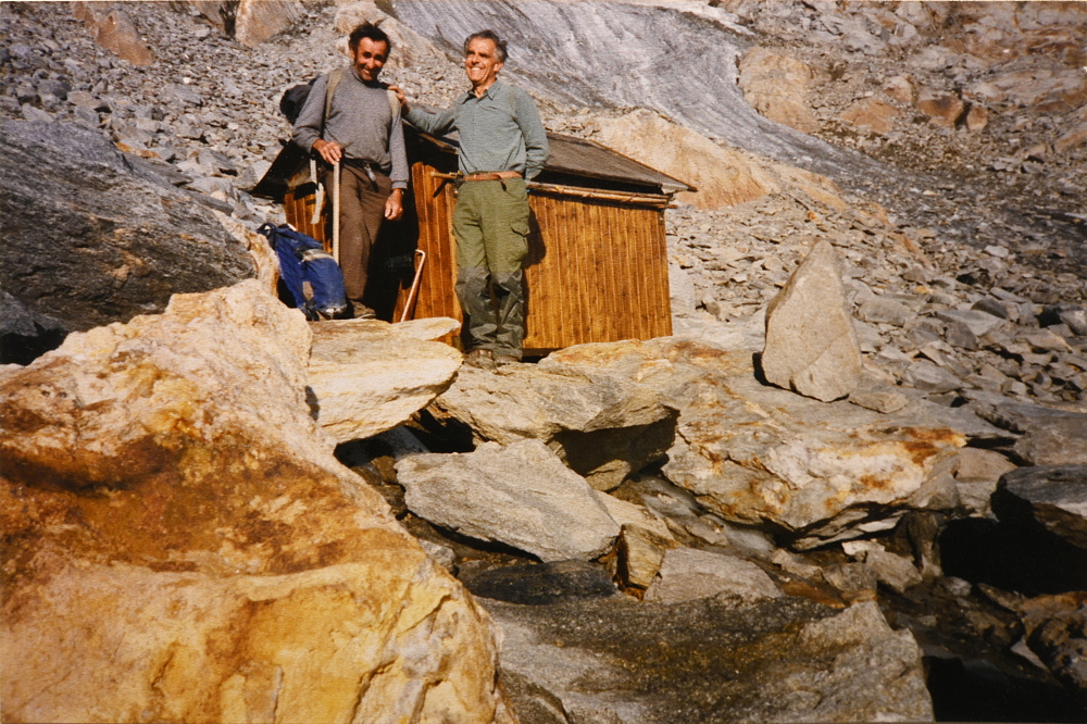 Giusep und Freund Tino bereit zur Kristallsuche | nach einer Nacht in der hochgeflogenen Hütte 