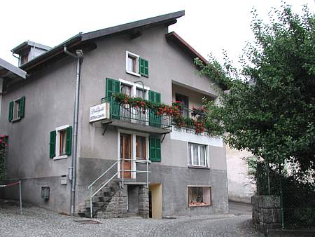 G. Leonardi's Restaurant 'Osteria Canaria', in Airolo-Valle. Im Erdgeschoss befindet sich der Mineralienladen. 