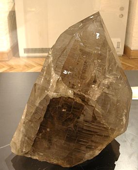 Grosser Tessinerhabitus-Rauchquarz, H: 40cm, Val Bedretto; Coll. G. Leonardi, Airolo-Valle. (Dieser Kristall befand sich zur Zeit des Besuches im St. Gotthard Nationalmuseum.) 
