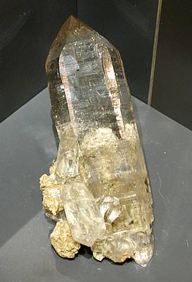 Heller Rauchquarzspitz, Länge ca. 12cm, Göscheneralp UR (Coll. Urner Mineralienmuseum, Seedorf)