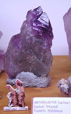 Amethyst, aus dem Fieschergletschergebiet. Ein äusserst intensiv gefärbtes Exemplar von ca. 12 cm Höhe.