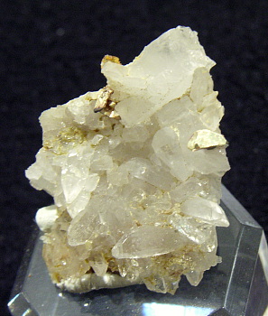 Kluftgold auf Quarz-Kristallen| Lukmanierschlucht, GR; BB: 3cm (Sammlung Ueli Eggenberger)