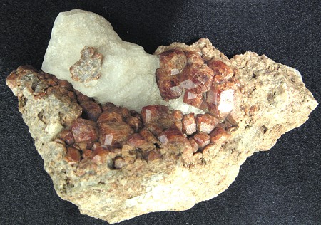 Hessonit und Calcit| Alp Lolen, Val Maighels, GR; B: 7cm (Sammlung Mineralogische Sammlung, ETH-Z)