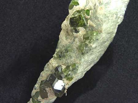 Demantoid und Asbest| ex Sammlung Sigismund, Val Malenco, GR; B: 10cm (Sammlung Mineralogische Sammlung, ETH-Z)