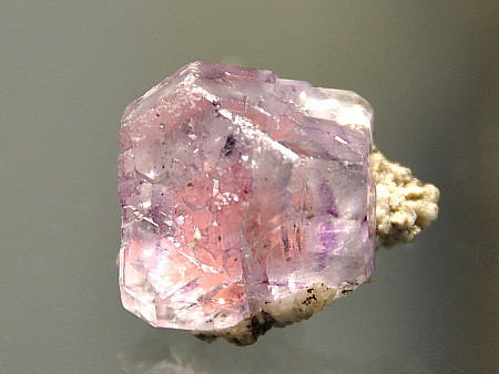 Zweifarbiger Fluorit-Oktaeder| violett mit rosa Kern; F: Bächlital, BE; 2: 7cm (Sammlung Peter von Bergen)