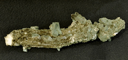 Das 'Krokodil'| Quarz (mit Chloriteinschluss), Titanit und Adular; F: Rotlaui, BE; B: 20cm (Sammlung Pius Birrer)