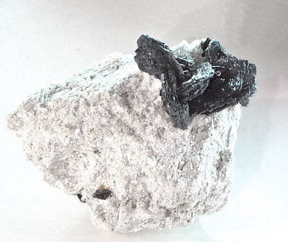 Hämatit mit Senait| auf Matrix; F: Oberaar, BE; B: 6cm (Sammlung Anton Ruef)