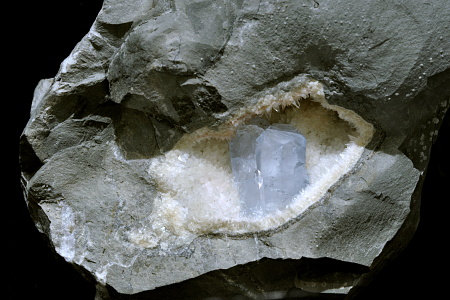 Coelestin-Kristall in Druse| mit Calcit; F: La Reuchenette, BE; BB: 12cm (Sammlung Kurt Koch)