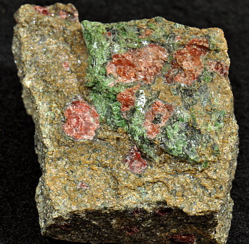 Pyrop, Chromdiopsid| in Peridothit; F: Alpe Arami, TI;  B: 5cm (Sammlung Rudolf Duthaler)