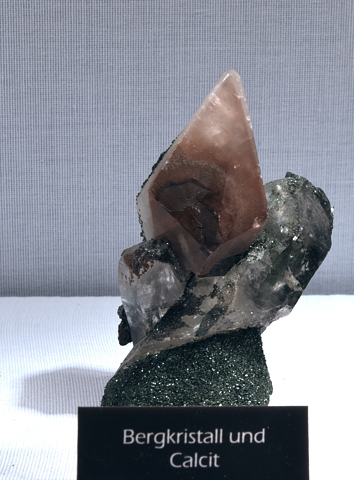 Calcit auf Quarz| H: ca. 7cm; Fundort: Rauris