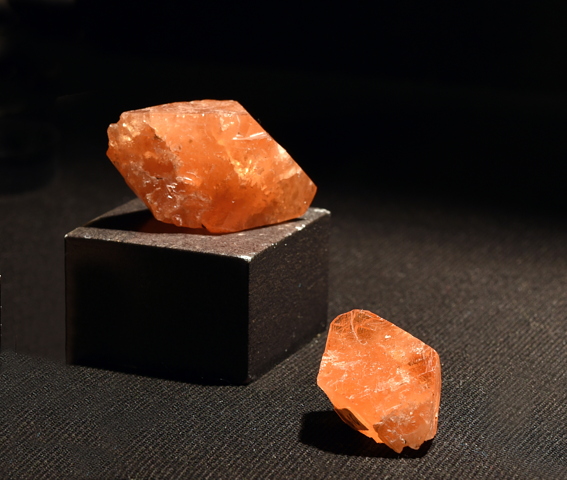 Scheelitkristalle| LK (links): ca. 2cm; Fundort: Rauris