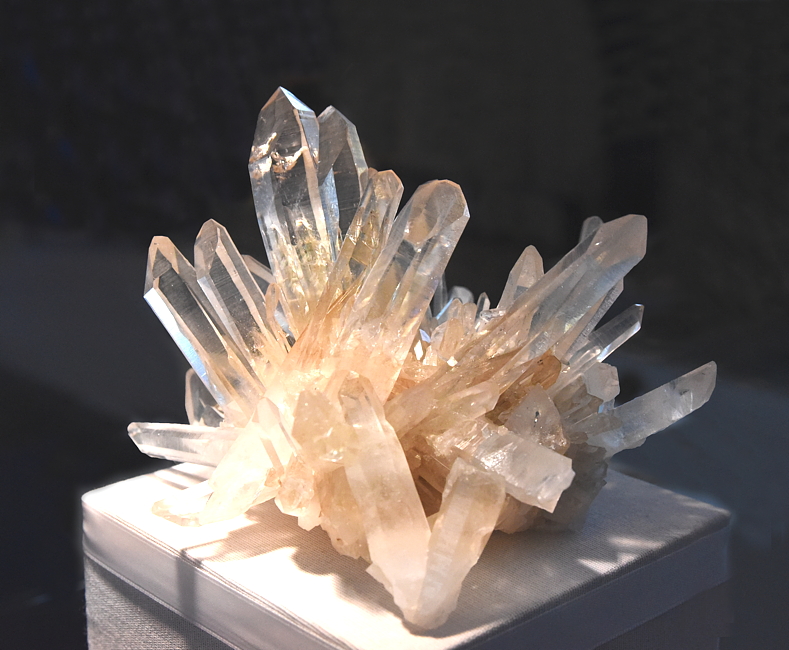 Bergkristall-Igel| Eine der raren Top-Dauphiné-Habitus-Quarz-Stufen vom Calanda; auch abgebildet in Rykart 1977 'Bergkristall'. B: 13 cm; F: Taminser Calanda, GR/CH; Sammlung: Privatsammlung