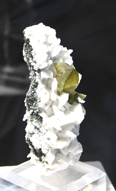 Grüner Titanit (Sphen) auf Periklin| H: 10 cm; F: Eiskögele, Stubachtal, Sbg/Ö; Sammlung: Privatsammlung
