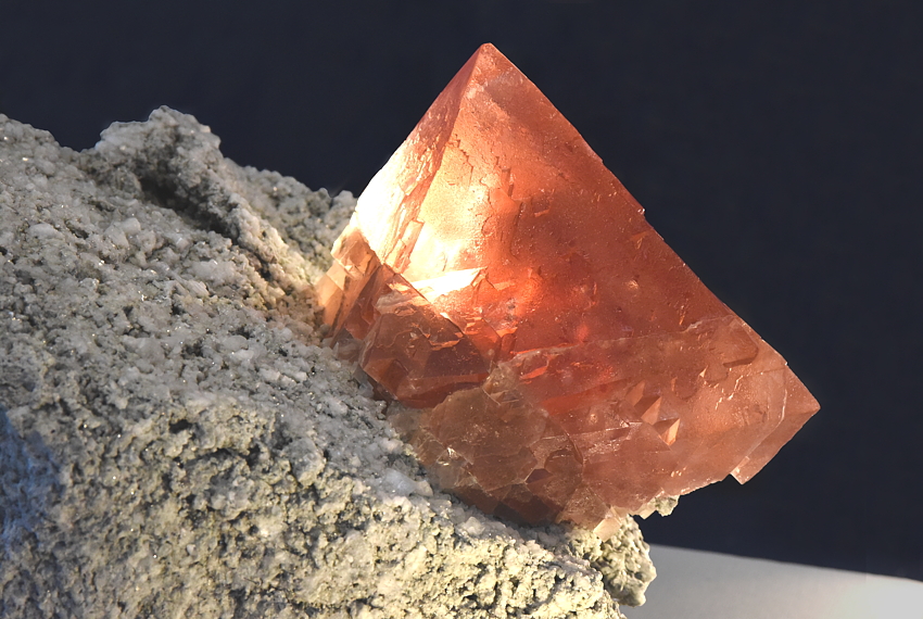 Riesiger Rosafluoritkristall (gleicher Kristall wie Bild zuvor)| B: 40 cm; F: unbekannt; Sammlung: unbekannt