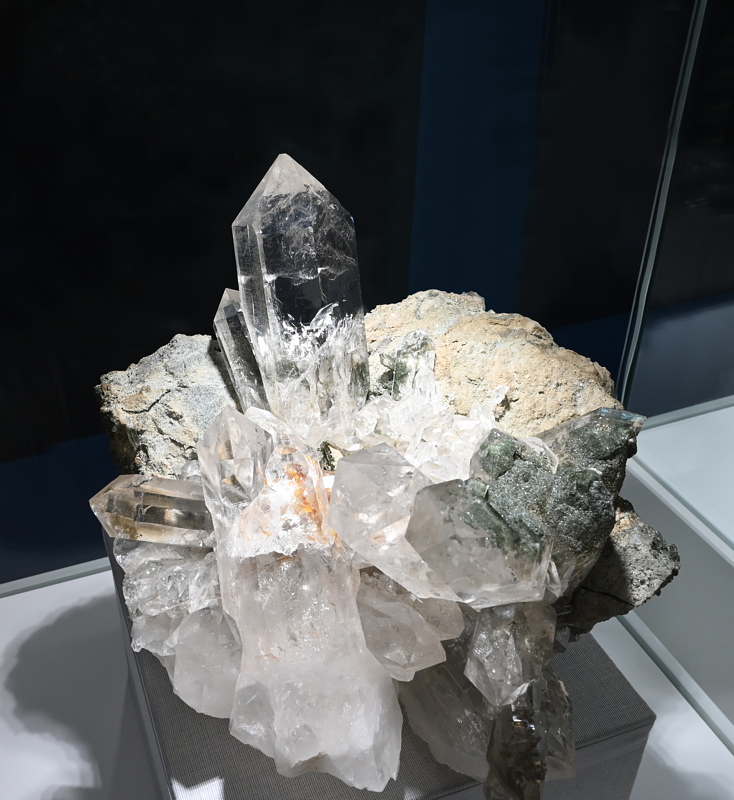 Grosse Bergkristallstufe| B: 30 cm; F: Val Cavrein, GR; Sammlung: Romeo Membrini