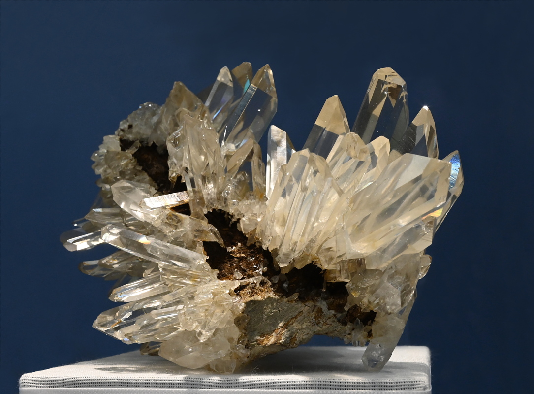 Quarzgruppe (Dauphié-Habitus)| B: 14 cm; F: Windgällenhütte, UR; Sammlung: ETH-Zürich (Wiser)