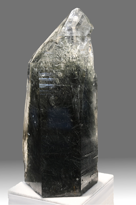 Quarz mit Aktinolith-Einschluss| B: 18 cm; F: Tremola, TI; Sammlung: Lukas von Känel
