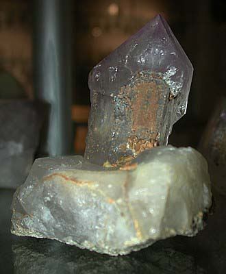 Alpiner Amethyst, aus dem Bieligertal (VS). Die Stufe misst ca. 9 cm in der Höhe.