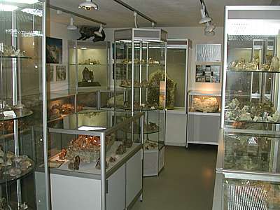 Ansicht des Museumraumes, - die Kristalle waren in Vitrinen übersichtlich ausgestellt. Die Tablare zweier sechseckiger Vitrinen im Zentrum des Raumes drehten sich und erlaubten so eine 'Rundumansicht' der Exponate.
