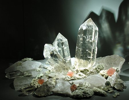 Klarste Bergkristalle| H: 40cm und Rosa-Fluorite (B: 6cm); Fundort: Planggenstock, Göscheneralp (UR)