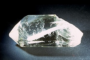 Quarz mit Einschluss (Anhydrit?), 3cm, F: Etzlital UR; Sammlung O.Roth