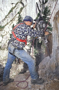 Remigi an der Arbeit mit der Bohrmaschine| bei seiner Fundstelle im Val d'Arschella in der Cavradi 