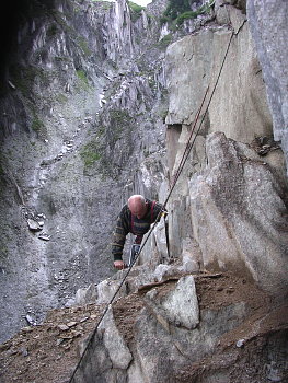 Harte Arbeit immer am Seil| in der Cavradischlucht 