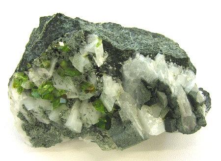 Grüner Titanit auf Adular| B: 7cm; F: Drun Tobel, Sedrun (GR) 