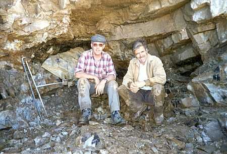 Erfolgreiche Strahler vor der Amethyst-Kluft am Piz Giuv, Tujetsch GR. Die Breite der Kluftzone im Bild beträgt ca. 3m. 