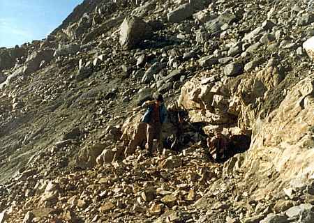 Die Amethyst-Kluft am Piz Giuv, Tujetsch GR. Im Bild die bearbeitete Stelle mit Kluftöffnung. 