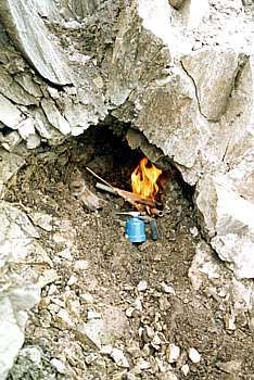 Eine Kluft im Val Nalps; Tujetsch GR., Mit dem Gasbrenner wird die Kluft aufgetaut damit die im Eis eingefrorenen Kristalle geborgen werden können. 