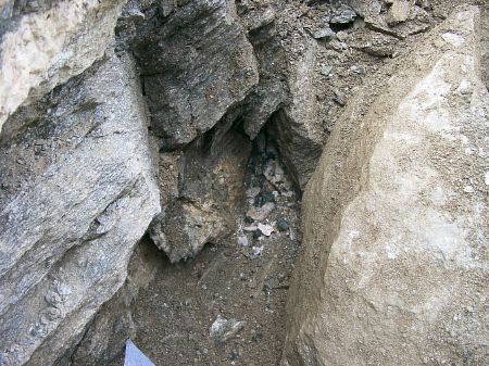 Eine Kluft ist geöffnet| gut sichtbar sind das Quarzband und der Verlauf der Kluft.