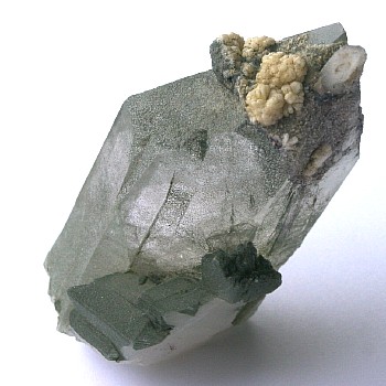 Quarzkristall mit Stilbitkugeln| an der Spitze und unten ist ein Adular aufgewachsen. LK: 7cm