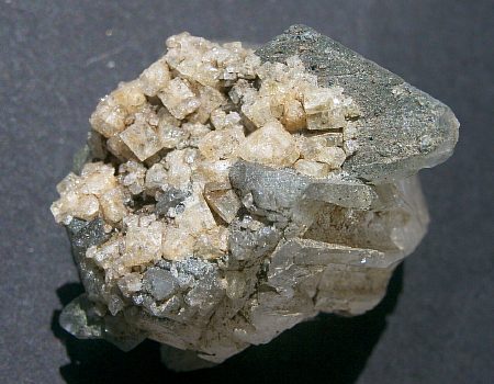 Chabasit| kleiner Rasen von Kristallen, B: 3cm