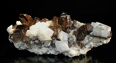 Rauchquarz mit Adular (B: 14cm), die Kristalle sind schön transparent und haben eine gute Farbe