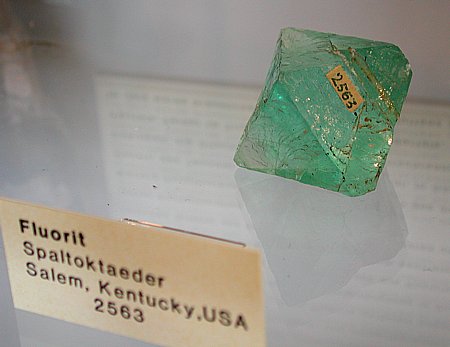 Grüner Fluorit, Salem, Kentucky, USA| Spaltoktaeder, B: ca. 7cm [2463]
